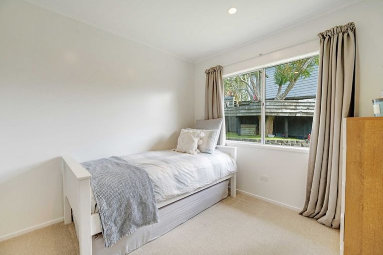 Photo of property in 1/39 Camrose Place, Glenfield, Auckland, 0629