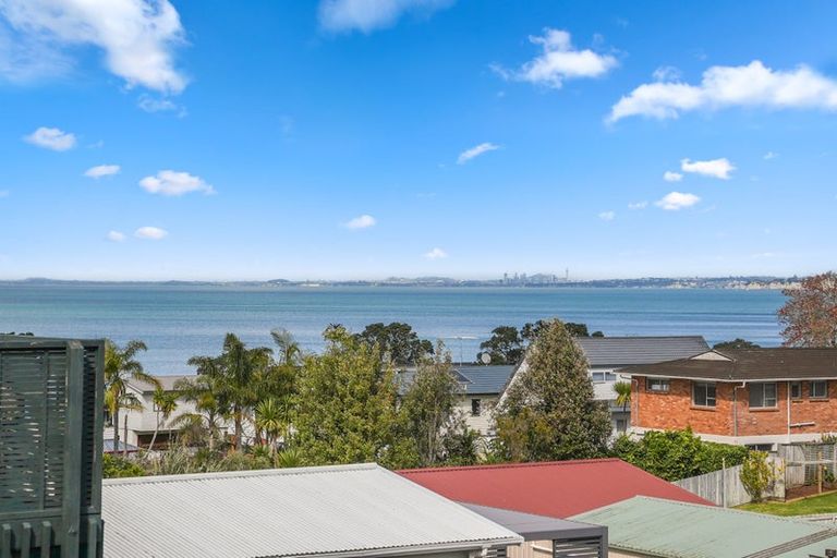 Photo of property in 1/5 Zita Avenue, Matakatia, Whangaparaoa, 0930