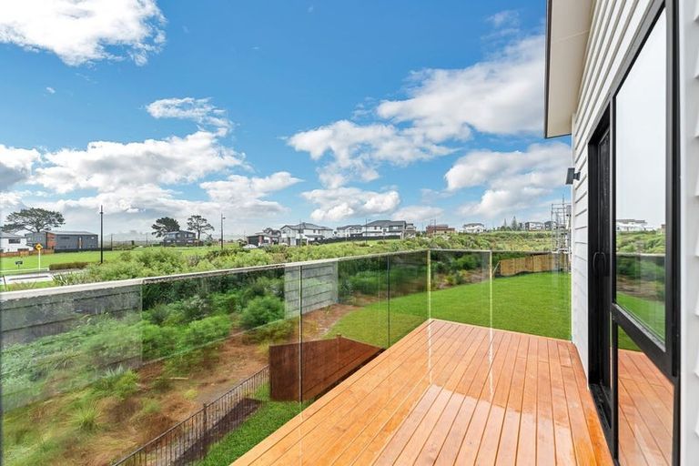 Photo of property in 11 Seagreen Avenue, Rosehill, Papakura, 2113