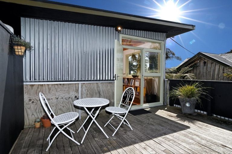 Photo of property in 5 Rayner Road, Piha, New Lynn, 0772