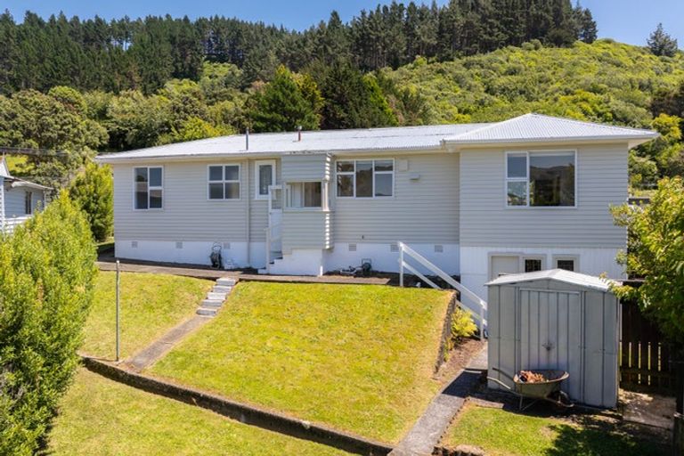 Photo of property in 28 Franklyn Road, Tawa, Wellington, 5028