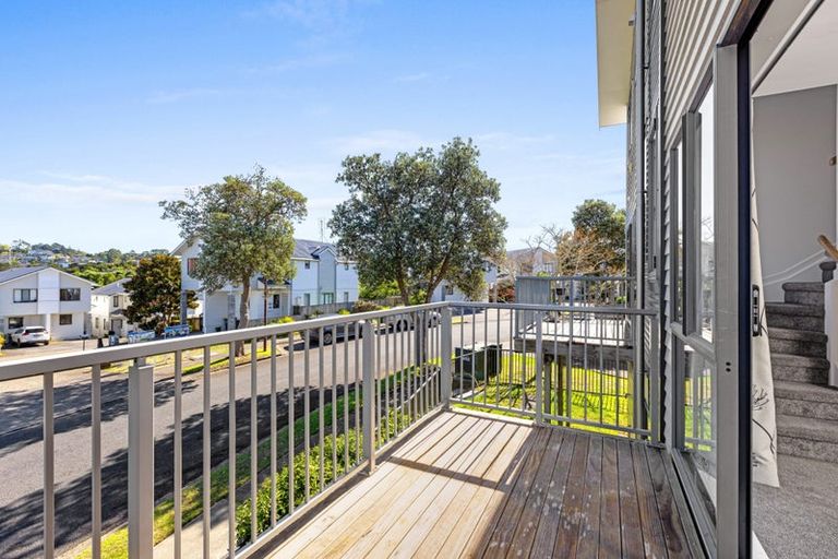 Photo of property in 2/5 John Jennings Drive, Oteha, Auckland, 0632