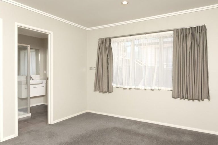 Photo of property in 11a Barron Drive, Green Bay, Auckland, 0604