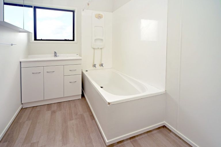 Photo of property in 2/11 Anglers Way, Wattle Downs, Auckland, 2102