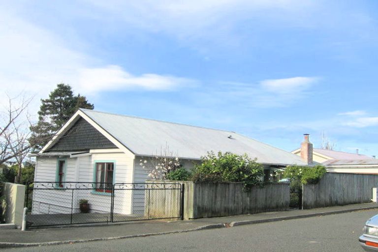 Photo of property in 17 Selwyn Road, Hospital Hill, Napier, 4110