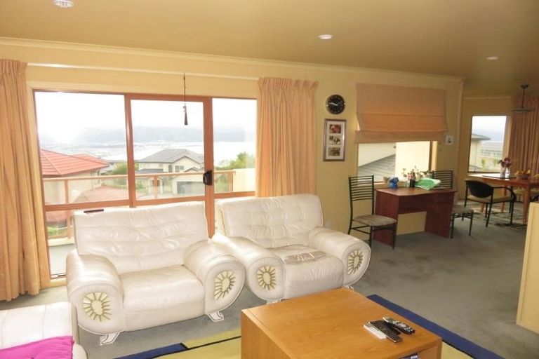 Photo of property in 12 Domett Street, Newlands, Wellington, 6037