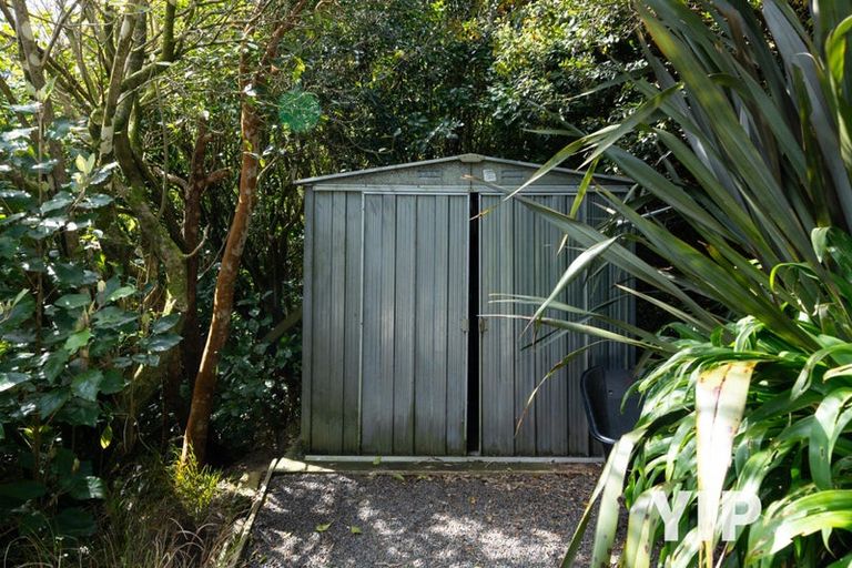 Photo of property in 4 Fernhaven Grove, Newlands, Wellington, 6037