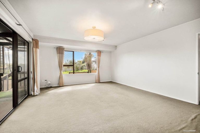 Photo of property in 2/878 East Coast Road, Northcross, Auckland, 0630