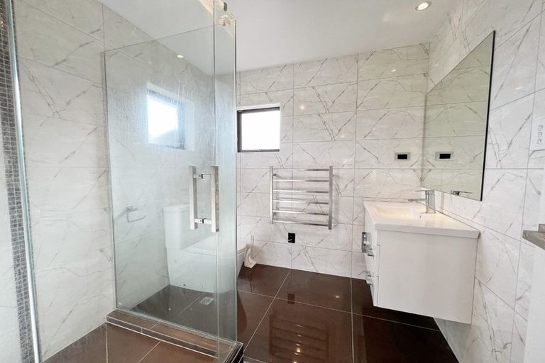 Photo of property in 115e Sturges Road, Henderson, Auckland, 0612