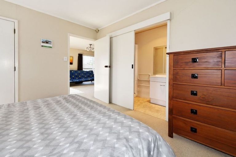 Photo of property in 37 Hassan Drive, Massey, Auckland, 0614