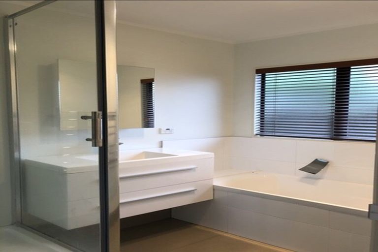 Photo of property in 48 Stellamaris Way, Northpark, Auckland, 2013