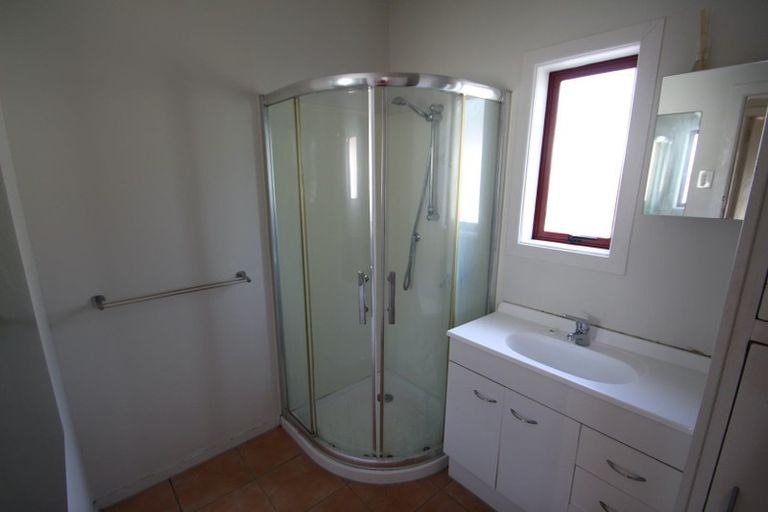 Photo of property in 28 Binsted Road, New Lynn, Auckland, 0600