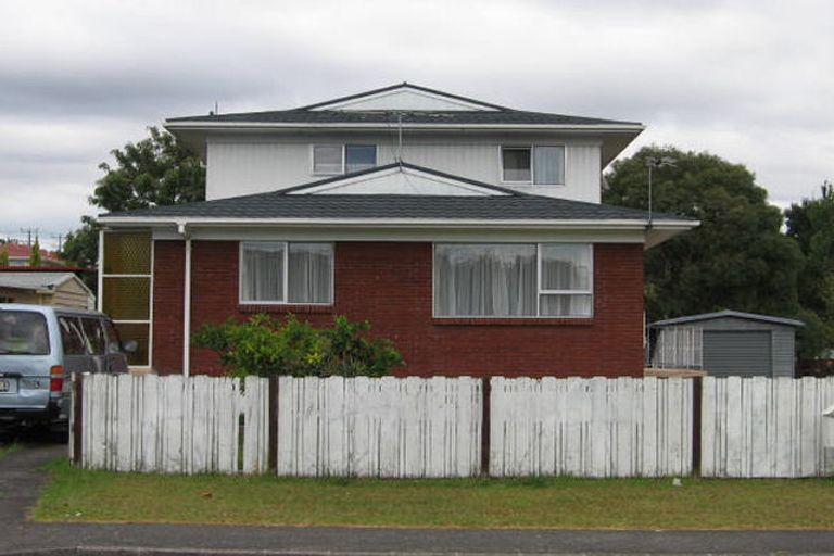 Photo of property in 2/65 Butterworth Drive, Glendene, Auckland, 0602