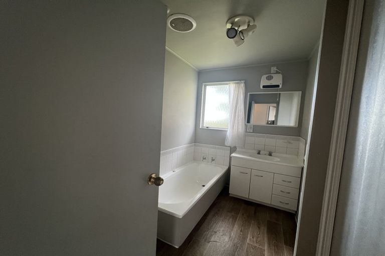 Photo of property in 7 Trias Road, Totara Vale, Auckland, 0629