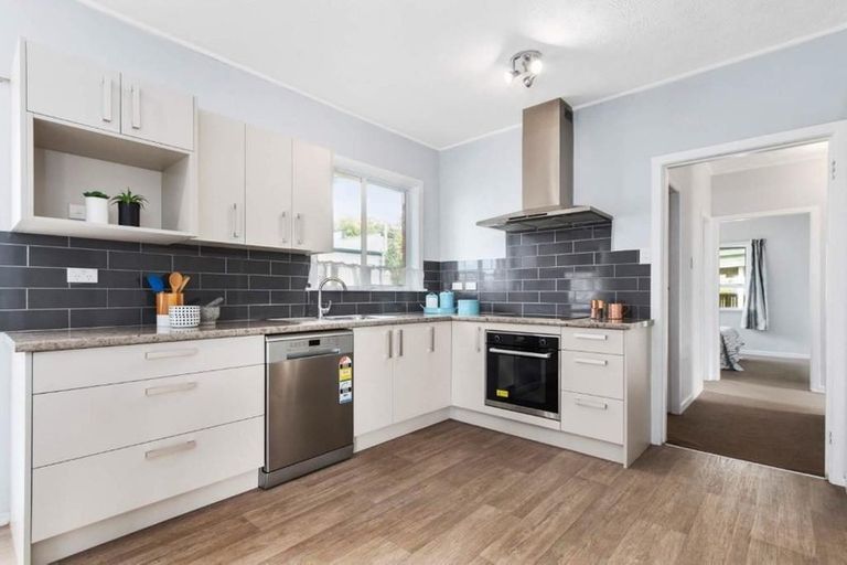 Photo of property in 56 Lynwood Road, New Lynn, Auckland, 0600