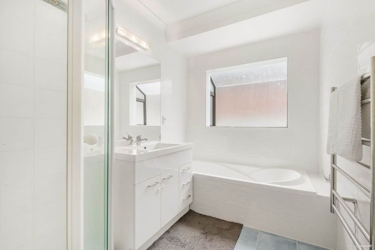 Photo of property in 2 Harding Avenue, Te Atatu South, Auckland, 0610