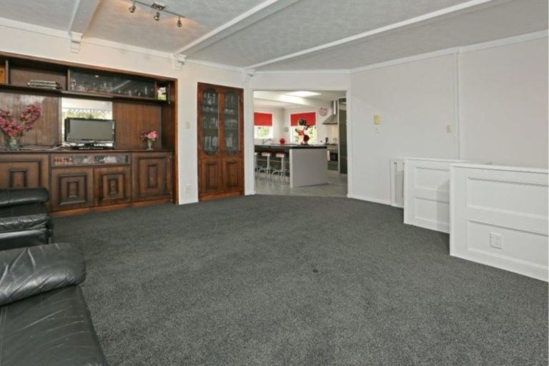 Photo of property in 11 Pine Avenue, Henderson, Auckland, 0612
