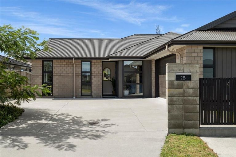 Photo of property in 225 Te Okuroa Drive, Papamoa, 3118