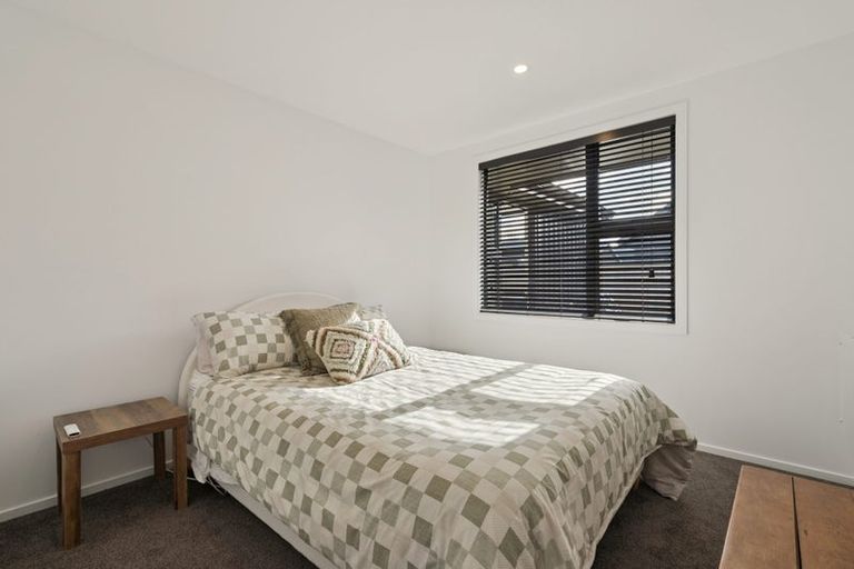 Photo of property in 40 Shelduck Road, Jacks Point, 9371