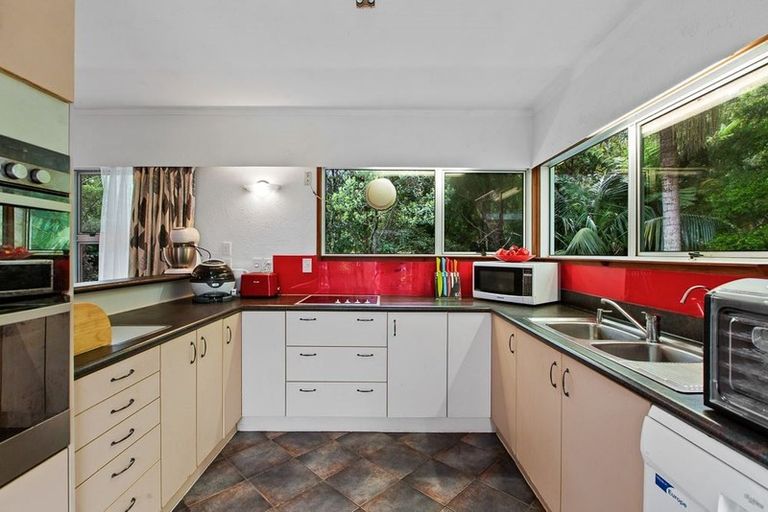 Photo of property in 48 Grassmere Road, Henderson Valley, Auckland, 0612