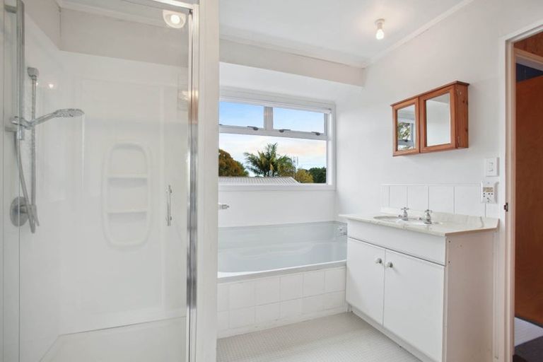 Photo of property in 16 Leaming Place, Clarks Beach, 2122