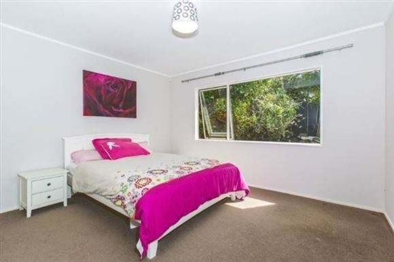 Photo of property in 2/28 Sequoia Place, Sunnynook, Auckland, 0620