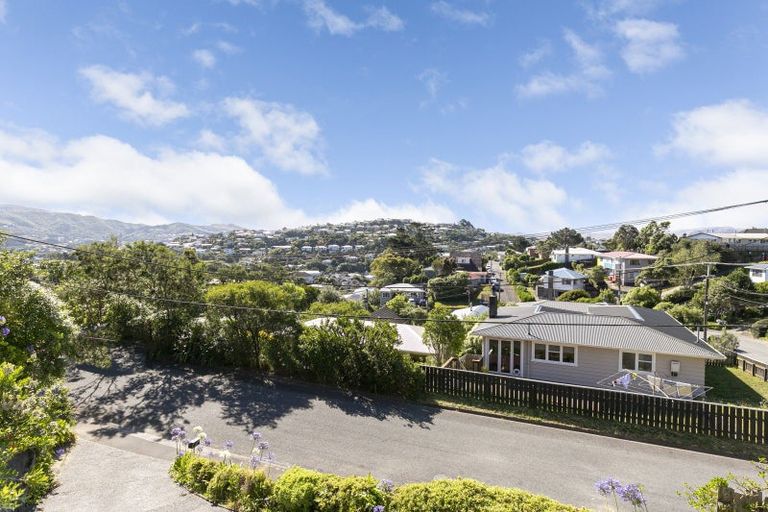 Photo of property in 3 Lomond Street, Newlands, Wellington, 6037