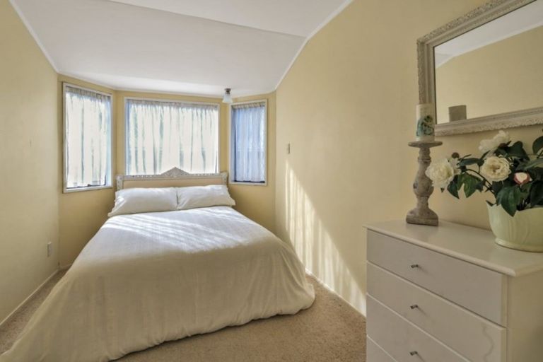 Photo of property in 2/20 Takutai Avenue, Bucklands Beach, Auckland, 2012