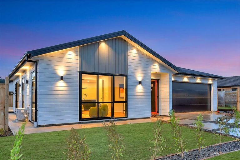 Photo of property in 18 Lewis Younie Road, Kumeu, 0810