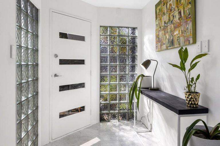 Photo of property in 2/81 Sylvan Avenue, Northcote, Auckland, 0627