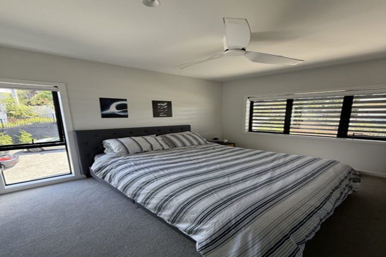 Photo of property in 31 Oakpark Place, West Harbour, Auckland, 0618