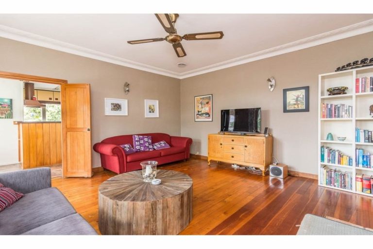 Photo of property in 84 Otitori Bay Road, Titirangi, Auckland, 0604