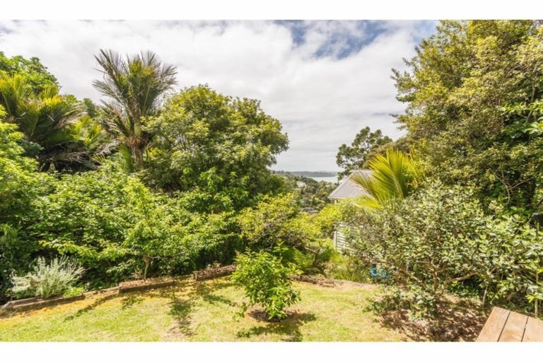 Photo of property in 84 Otitori Bay Road, Titirangi, Auckland, 0604