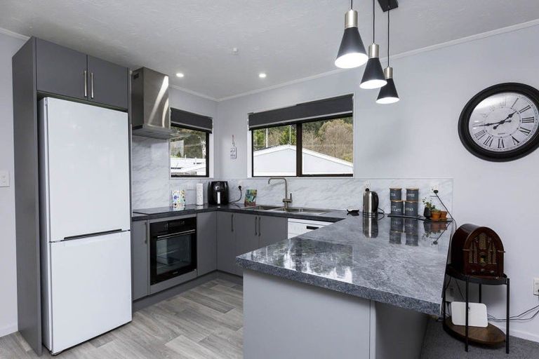Photo of property in 3 Topaz Street, Birchville, Upper Hutt, 5018