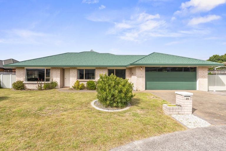 Photo of property in 25 Crown Hill, Paraparaumu, 5032