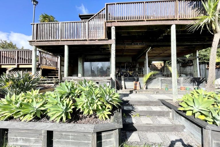 Photo of property in 32 Cron Avenue, Te Atatu South, Auckland, 0610