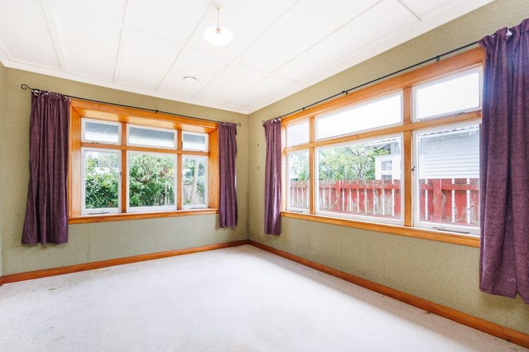 Photo of property in 33 Kingswood Street, Takaro, Palmerston North, 4412