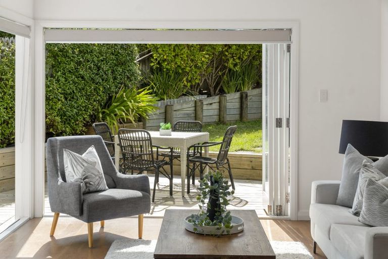 Photo of property in 32 Hanlon Crescent, Narrow Neck, Auckland, 0624