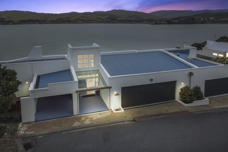 Photo of property in 28 Molyneux Close, Whitby, Porirua, 5024