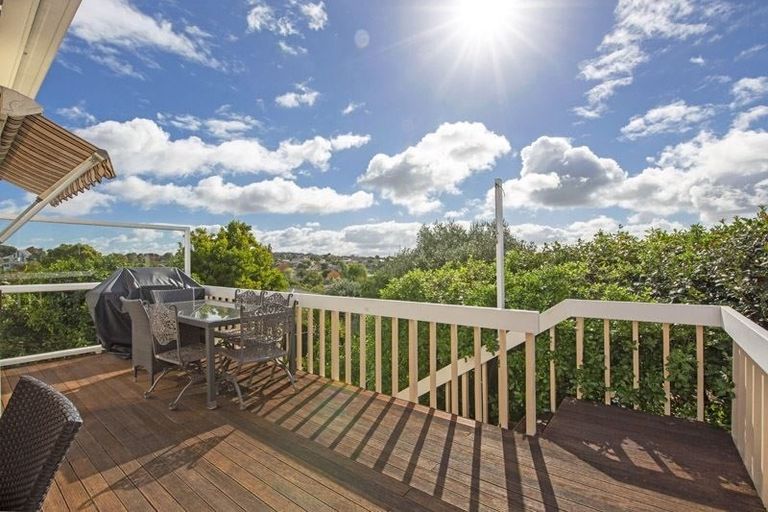 Photo of property in 76 Beechdale Crescent, Pakuranga Heights, Auckland, 2010