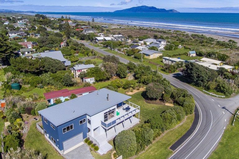 Photo of property in 355 Te Horo Beach Road, Te Horo Beach, Otaki, 5581