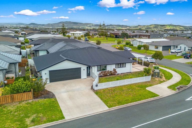 Photo of property in 14 Harding Drive, Papamoa Beach, Papamoa, 3118