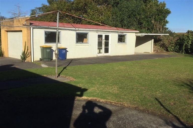 Photo of property in 196 Waimumu Road, Massey, Auckland, 0614