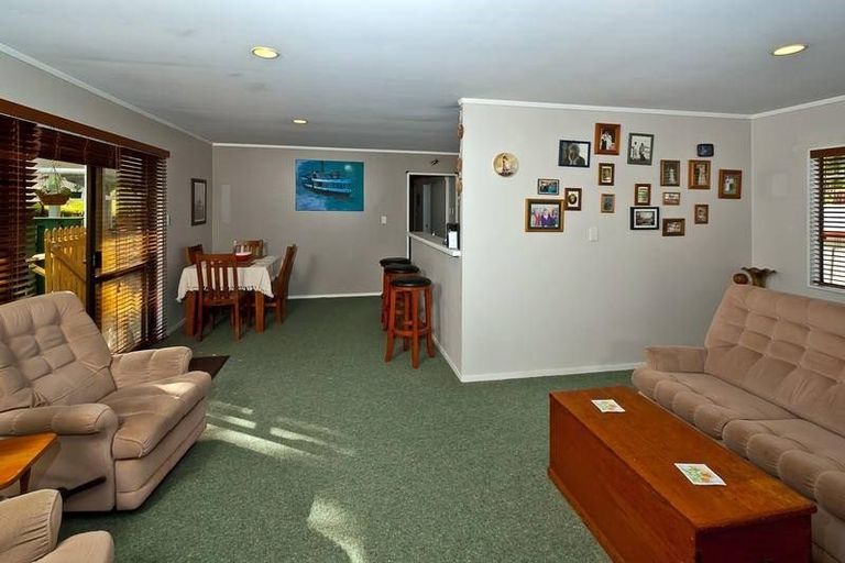 Photo of property in 19 Topliss Drive, Northcross, Auckland, 0632