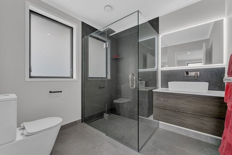 Photo of property in 2 Paapaka Way, Waiuku, 2123