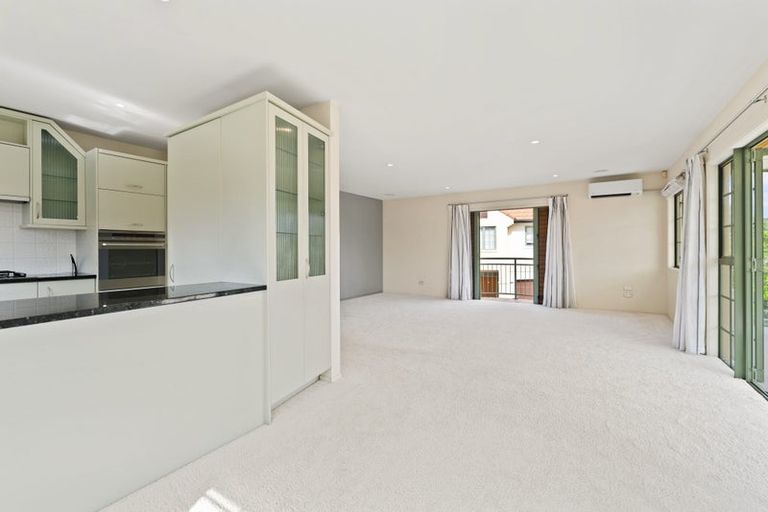 Photo of property in 24 Parkwood Crescent, Gulf Harbour, Whangaparaoa, 0930