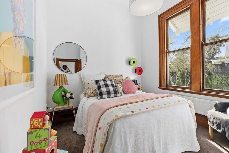 Photo of property in 82 Creswick Terrace, Northland, Wellington, 6012