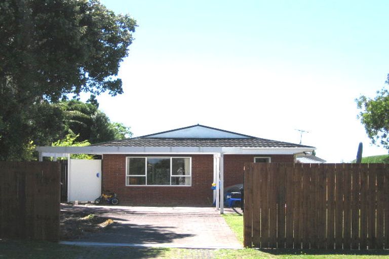 Photo of property in 2/5 Teal Crescent, Beach Haven, Auckland, 0626