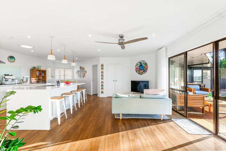 Photo of property in 22 Matisse Drive, West Harbour, Auckland, 0618