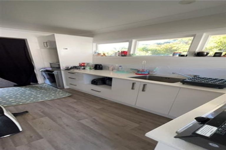 Photo of property in 5 Woodglen Road, Glen Eden, Auckland, 0602